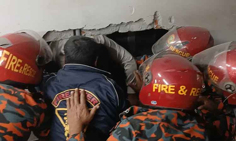 ছয়জনের লিফটে বরসহ ১০ জন ওঠে আটকা, ফায়ার সার্ভিসের তৎপরতায় উদ্ধার