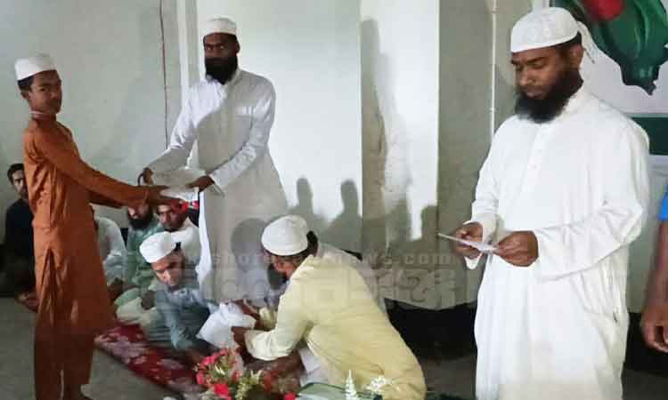 তাড়াইলে এতিমদের ঈদ উপহার দিয়েছে দারুল কুরআন মাদরাসা