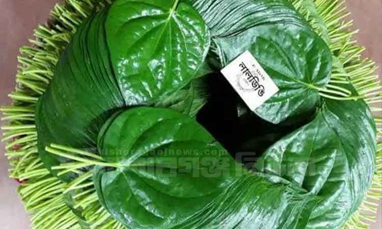 ঠোঁট লাল করা ‘লালডিঙি’ পান