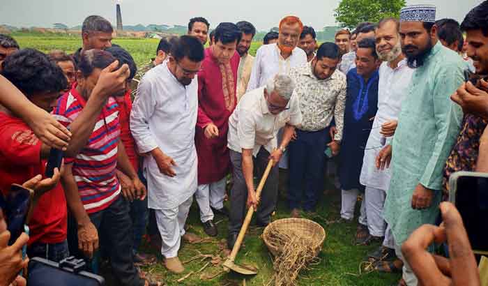 ভাস্করখিলা বিলের সংকটাপন্ন কৃষকদের পাশে এমপি মাজহারুল ইসলাম